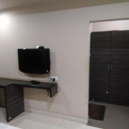 Iroomz Hoysala Residency Беллари Экстерьер фото