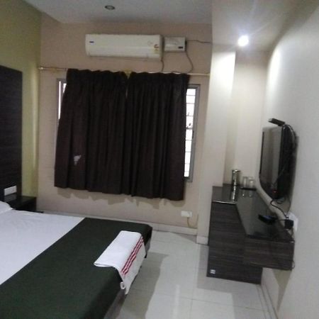 Iroomz Hoysala Residency Беллари Экстерьер фото