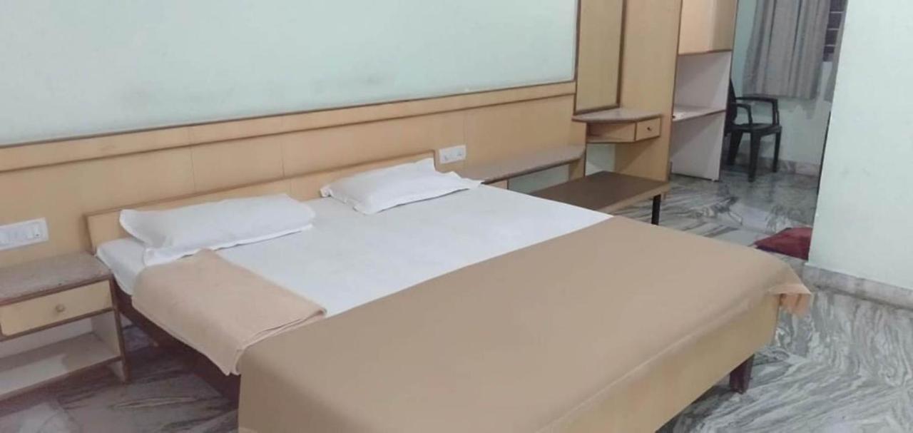 Iroomz Hoysala Residency Беллари Экстерьер фото