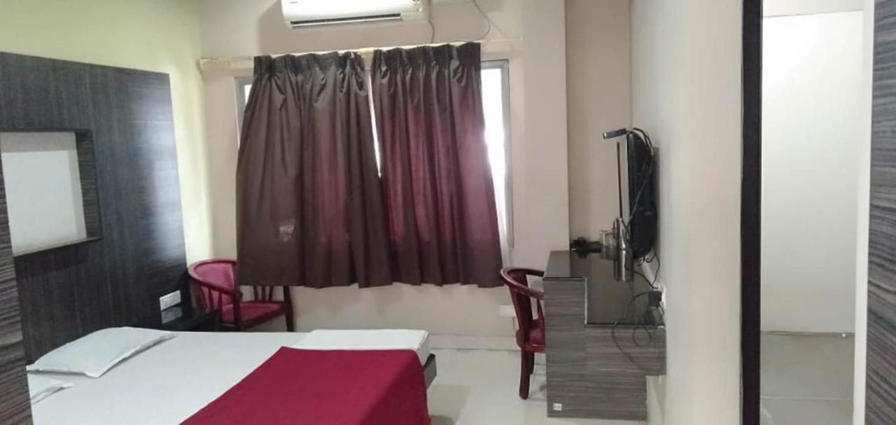 Iroomz Hoysala Residency Беллари Экстерьер фото