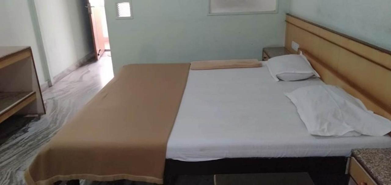 Iroomz Hoysala Residency Беллари Экстерьер фото