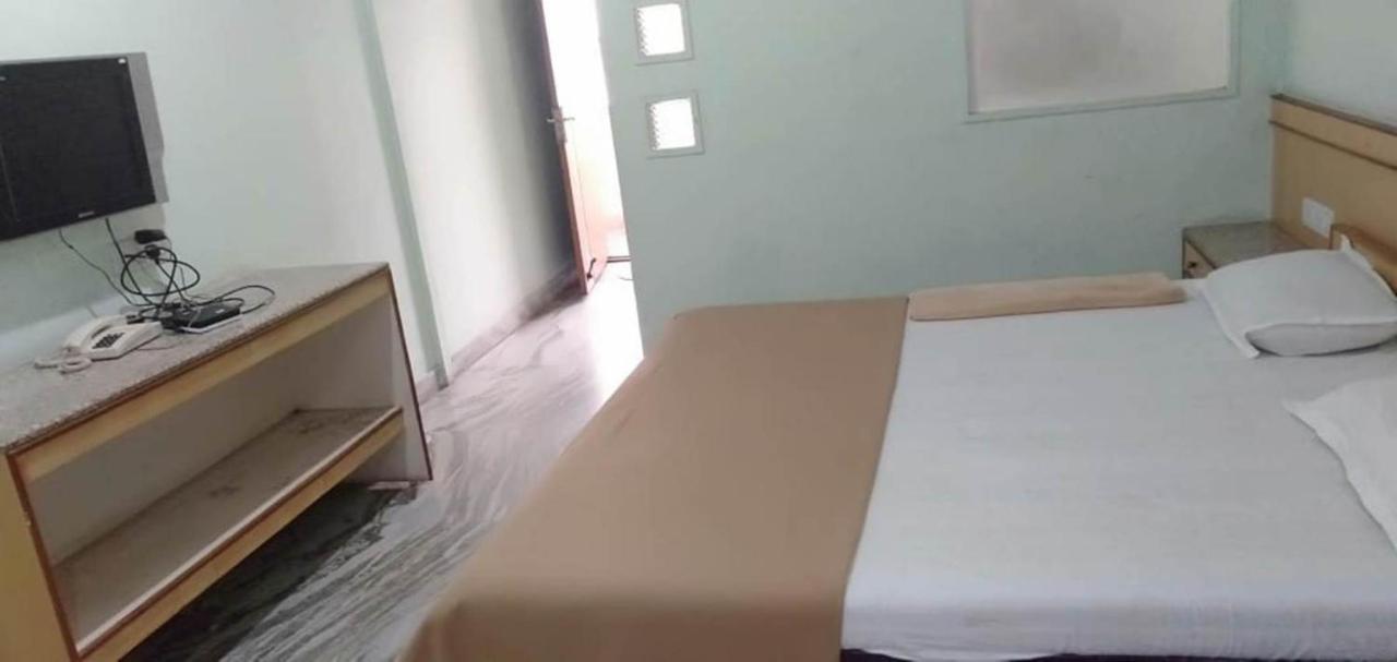 Iroomz Hoysala Residency Беллари Экстерьер фото
