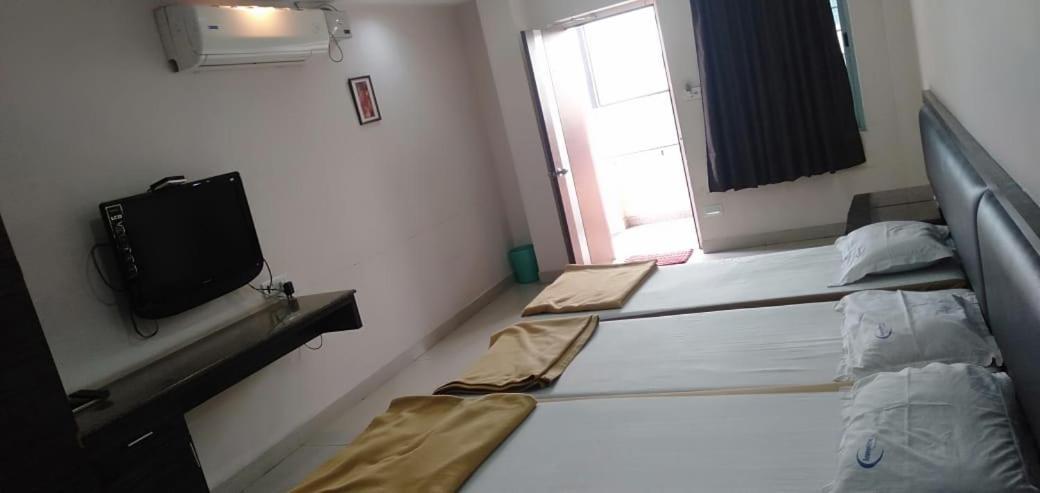 Iroomz Hoysala Residency Беллари Экстерьер фото
