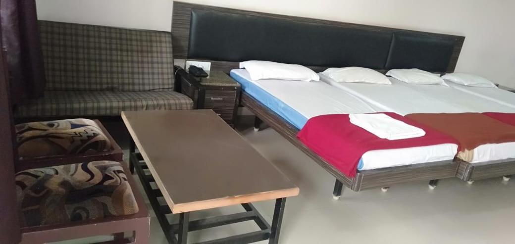 Iroomz Hoysala Residency Беллари Экстерьер фото