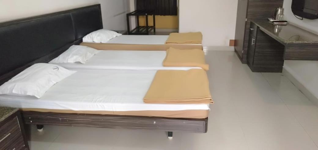 Iroomz Hoysala Residency Беллари Экстерьер фото