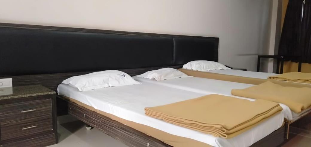 Iroomz Hoysala Residency Беллари Экстерьер фото
