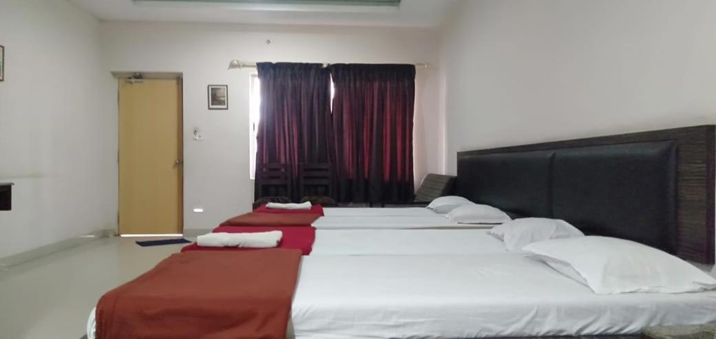 Iroomz Hoysala Residency Беллари Экстерьер фото