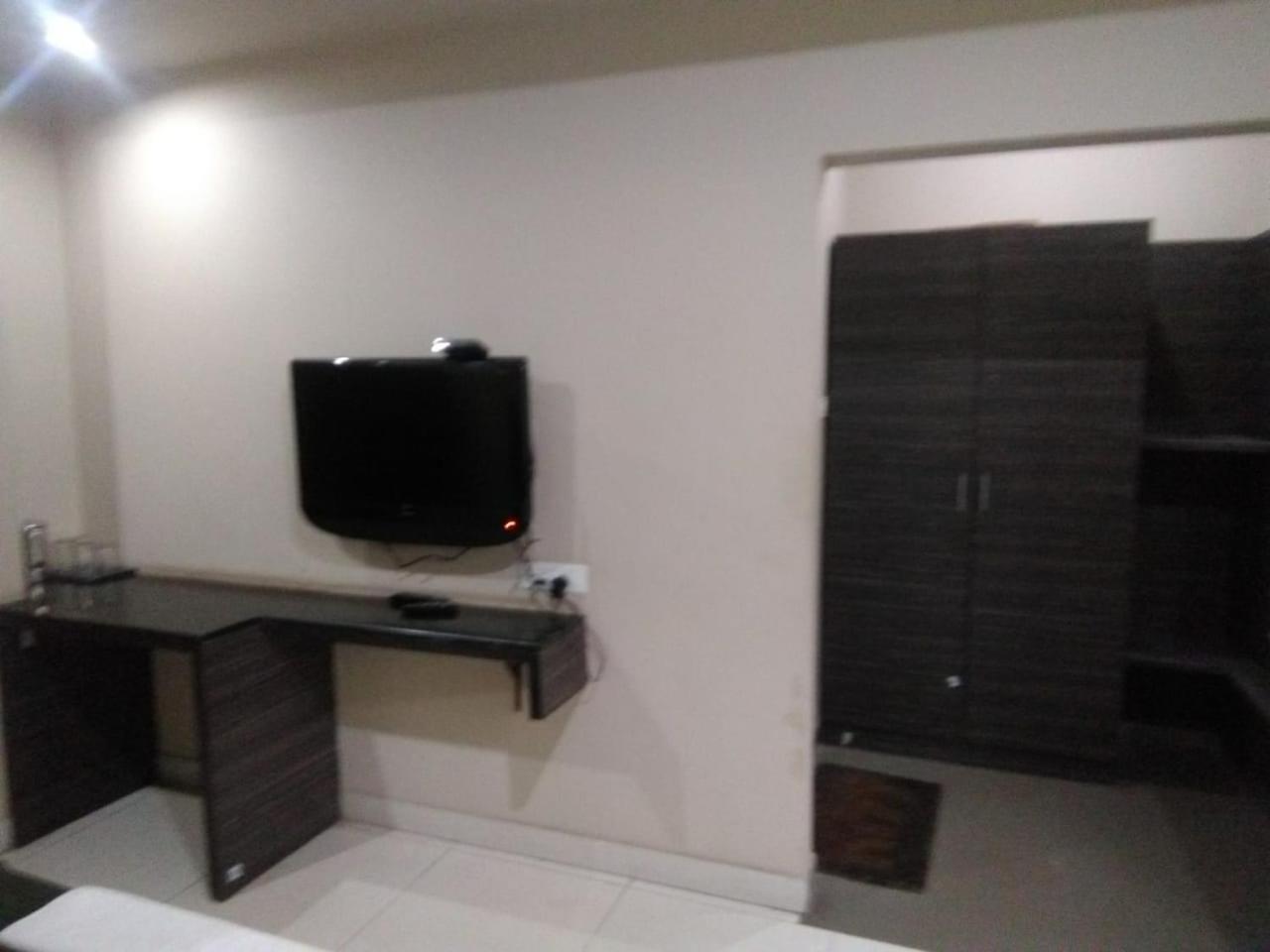 Iroomz Hoysala Residency Беллари Экстерьер фото
